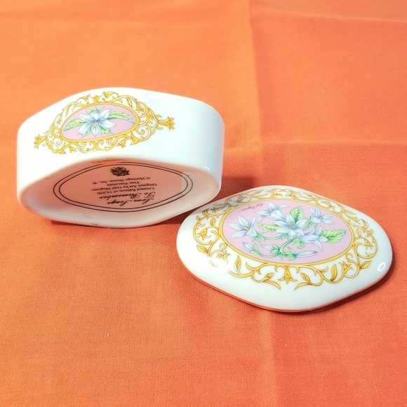 Heritage House Oval Floral Fine Porcelain  Music Box. Art by Gail Magram. - Picture 8 of 12